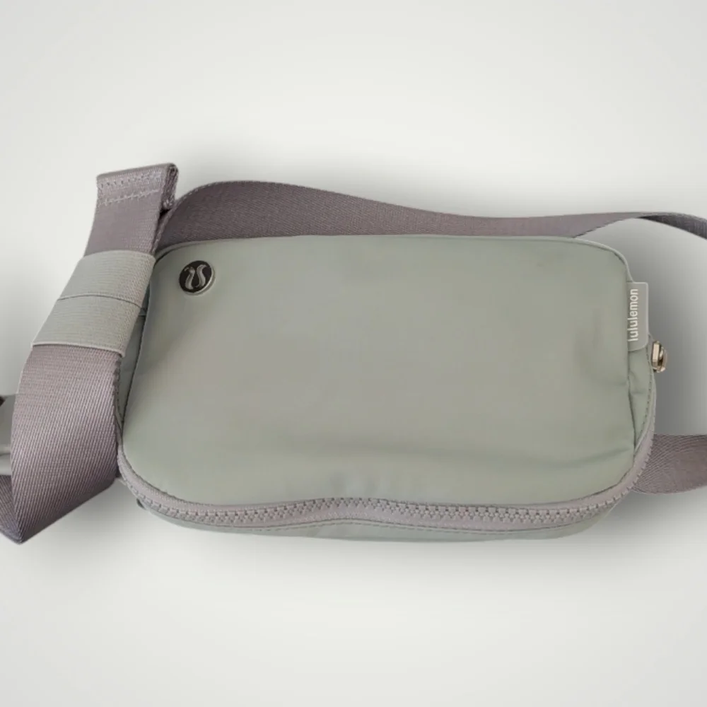 Lululemon Everywhere Belt Bag 1L - Picture 4 of 8